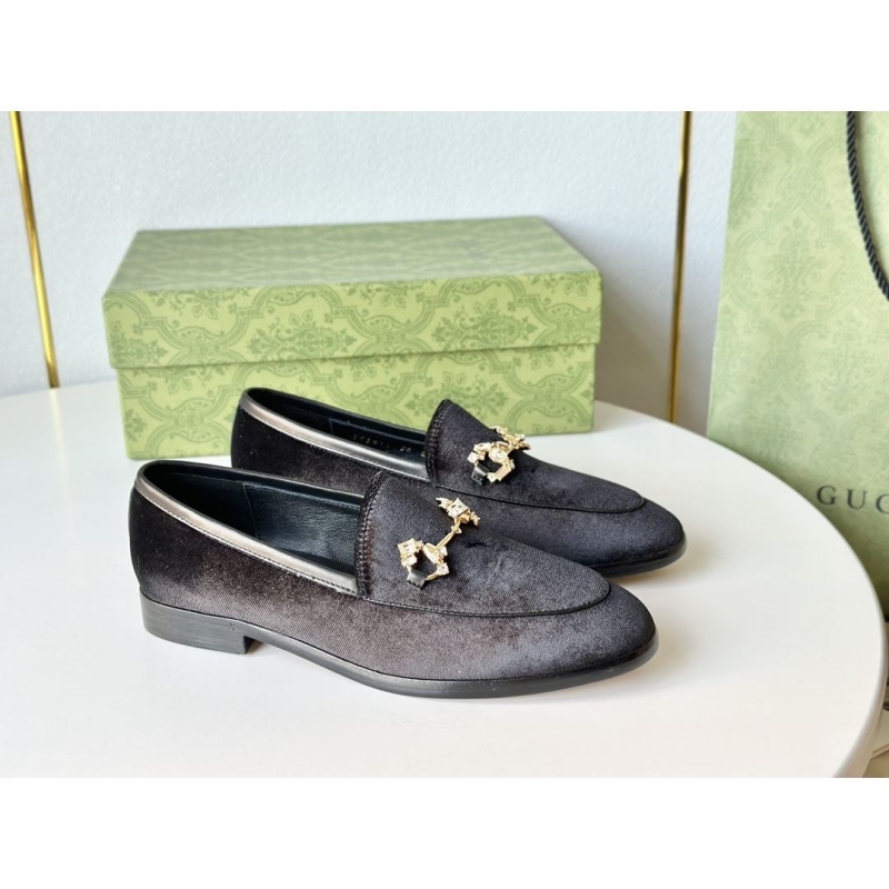 G*u*i flat shoes